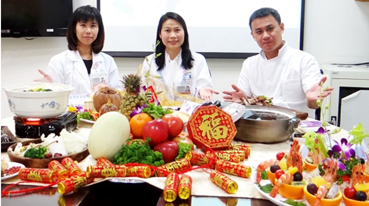 奇美醫學中心中醫部主治醫師王瑜婷（左）、營養科組長劉翠娟（中）與中餐廳總廚杜進財（右）。