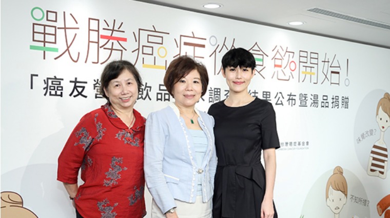 台灣癌症基金會副執行長蔡麗娟（中）與兩位抗癌鬥士米娜、林小姐
